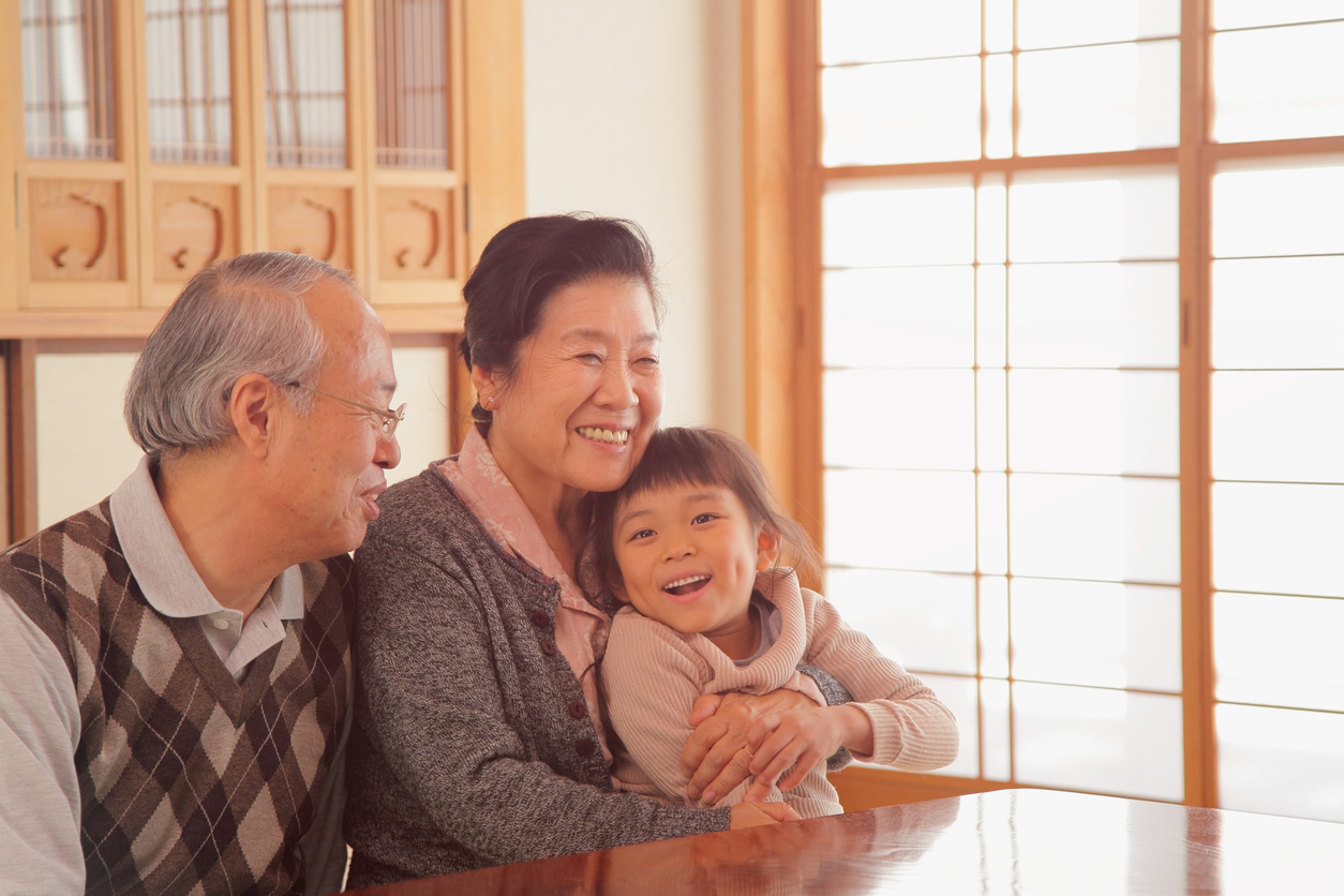Японские бабушка и дедушка. Корейцы бабушка и дедушка. Бабушка и дедушка на китайском. Бабушки с внуками в Японии.