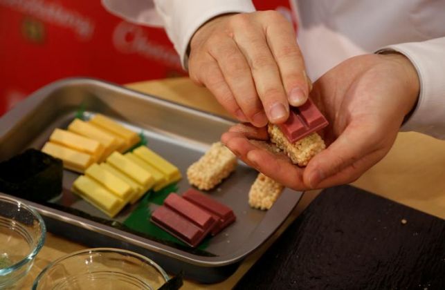 George Eliot Reporter Svane Sushi & Hearts At Ginza's KitKat Chocolatory - Savvy Tokyo