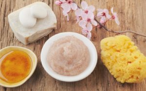 6 Japanese Tips for Protect Your Skin this Winter scrub