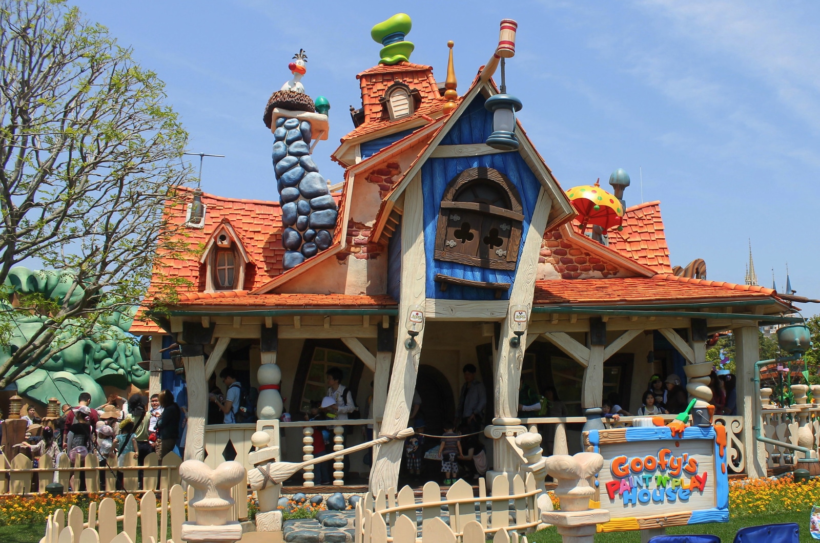 Playhouse disney. Дом Гуфи в Диснейленде. Disneyland Tokyo Toontown. Домик из Диснейленда. Сувениры из Диснейленда в Калифорнии.