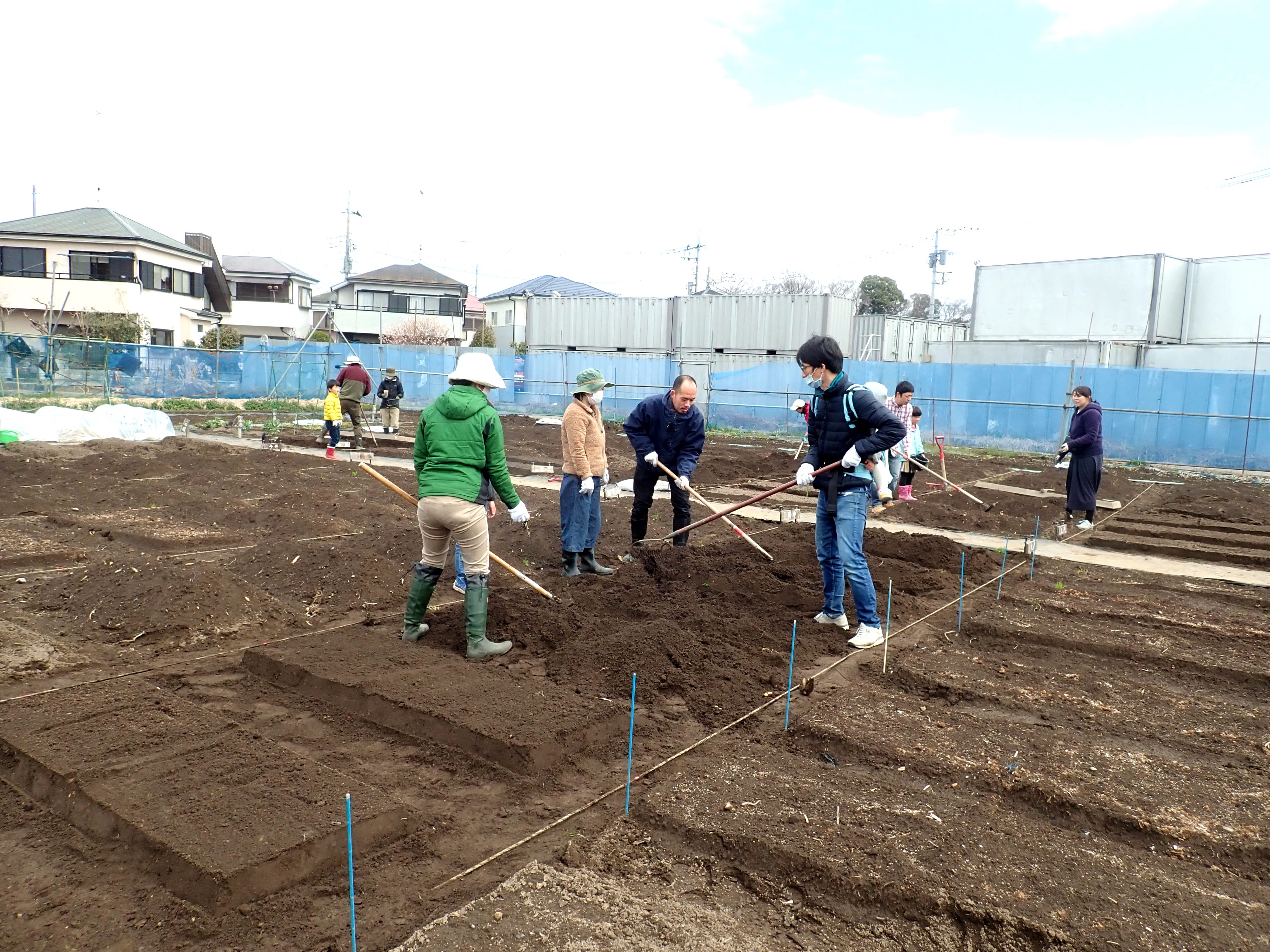 Here’s How To Join A Community Garden In Tokyo - Gardeners helping in the community garden