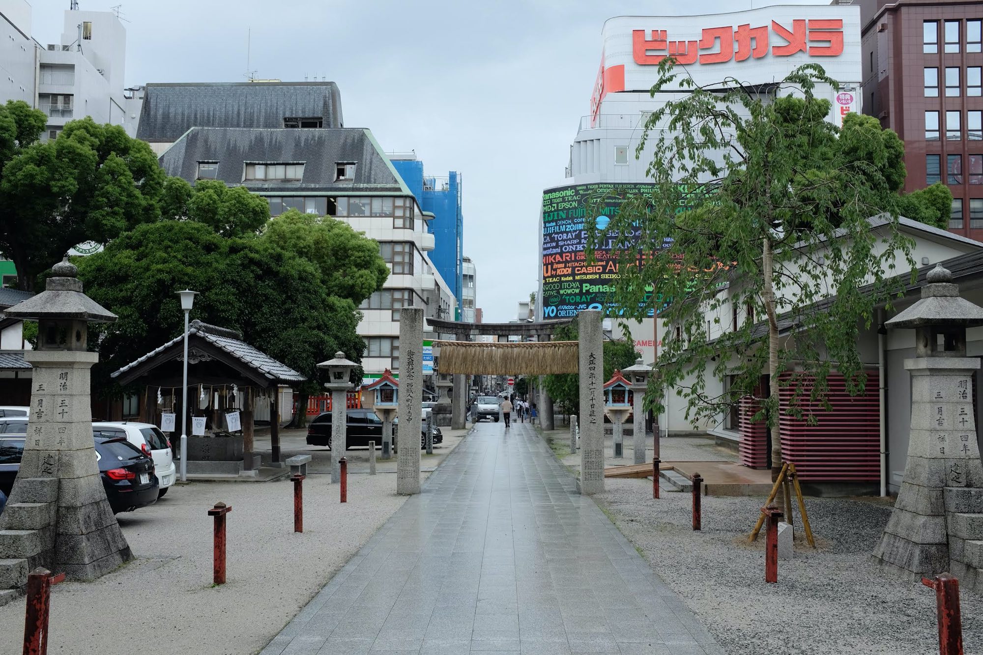 Temple between buildings in Fukuoka center, perfect refresh walk in a busy weekend getaway