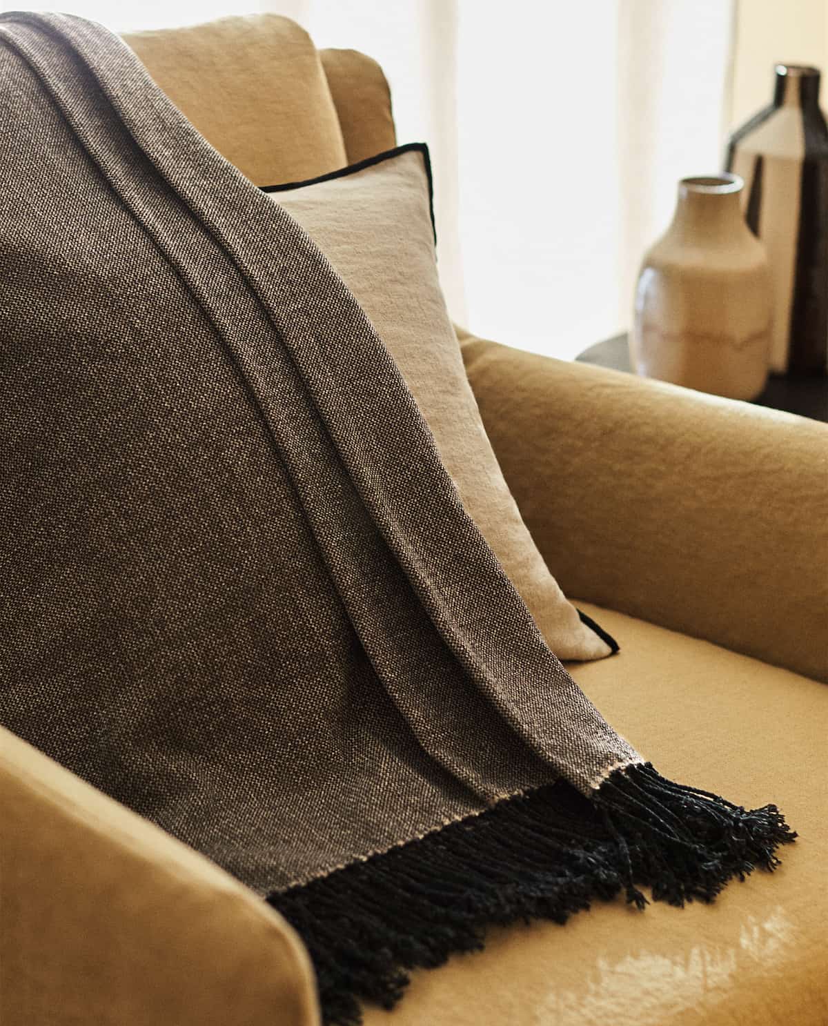10 Neutral Color Blankets To Fit Your Minimal Home Décor