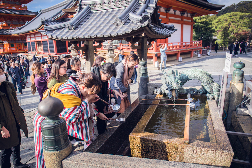 How To Properly Visit A ​​Japanese Shrine