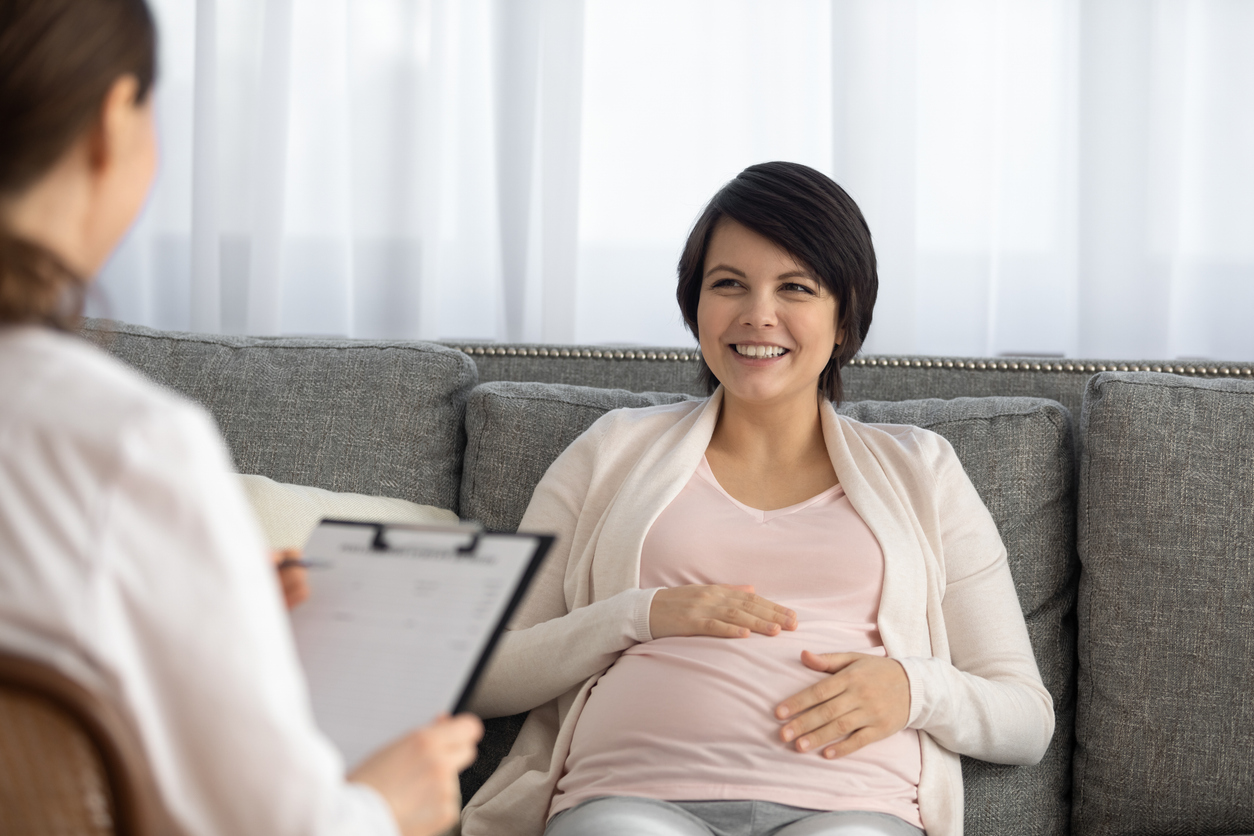 Smiling pregnant woman consult with doctor in hospital - Savvy Tokyo